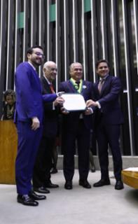 Entrega do Prêmio Mérito Legislativo. Dep. Lula da Fonte (PP - PE). Dep. Antonio Carlos Rodrigues (PL - SP). Advogado, Dázio Vasconcelos. Presidente da Câmara dos Deputados, Hugo Motta (REPUBLICANOS - PB)