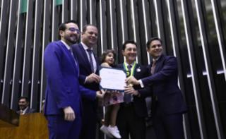 Entrega do Prêmio Mérito Legislativo. Dep. Lula da Fonte (PP - PE). Dep. Dr. Victor Linhalis (PODE - ES). Dep. Rodrigo Gambale (PODE - SP). Presidente da Câmara dos Deputados, Hugo Motta (REPUBLICANOS - PB).