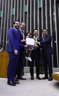 Entrega do Prêmio Mérito Legislativo. Dep. Lula da Fonte (PP - PE). Dep. Dr. Victor Linhalis (PODE - ES). Dep. Rodrigo Gambale (PODE - SP). Presidente da Câmara dos Deputados, Hugo Motta (REPUBLICANOS - PB).