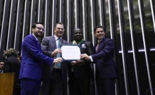 Entrega do Prêmio Mérito Legislativo. Dep. Lula da Fonte (PP - PE). Dep. Sóstenes Cavalcante (PL - RJ). Presidente da Convenção Evangélica das Assembleias de Deus no Rio de Janeiro, Pastor Flávio de Castro Marinho. Presidente da Câmara dos Deputados, Hugo Motta (REPUBLICANOS - PB)