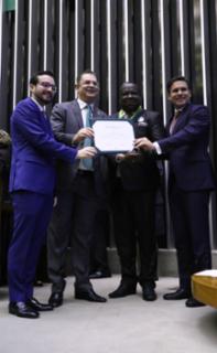 Entrega do Prêmio Mérito Legislativo. Dep. Lula da Fonte (PP - PE). Dep. Sóstenes Cavalcante (PL - RJ). Presidente da Convenção Evangélica das Assembleias de Deus no Rio de Janeiro, Pastor Flávio de Castro Marinho. Presidente da Câmara dos Deputados, Hugo Motta (REPUBLICANOS - PB)