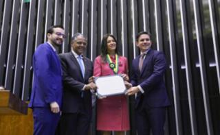 Entrega do Prêmio Mérito Legislativo. Dep. Lula da Fonte (PP - PE). Dep. Antônio Brito (PSD - BA). Advogada e Empresária, Nora Livonius Teixeira. Presidente da Câmara dos Deputados, Hugo Motta (REPUBLICANOS - PB).
