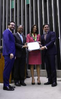 Entrega do Prêmio Mérito Legislativo. Dep. Lula da Fonte (PP - PE). Dep. Antônio Brito (PSD - BA). Advogada e Empresária, Nora Livonius Teixeira. Presidente da Câmara dos Deputados, Hugo Motta (REPUBLICANOS - PB).