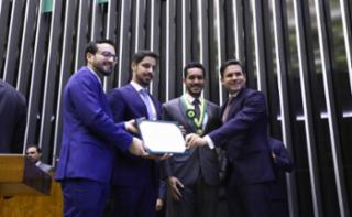 Entrega do Prêmio Mérito Legislativo.  Dep. Lula da Fonte (PP - PE). Representantes da empresa Elytron Security Consultoria de Tecnologia S.A., João Lucas Melo Brázio e Felipe Tadeu da Silva. Presidente da Câmara dos Deputados, Hugo Motta (REPUBLICANOS - PB).