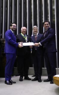 Entrega do Prêmio Mérito Legislativo. Dep. Lula da Fonte (PP - PE). Representante do Instituto Liberal, Jorge Guerdal. Dep. Marcel van Hattem (NOVO - RS). Presidente da Câmara dos Deputados, Hugo Motta (REPUBLICANOS - PB).