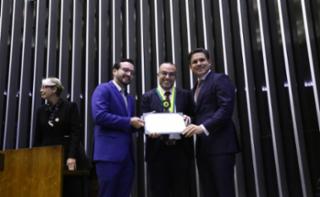 Entrega do Prêmio Mérito Legislativo. Entrega do Prêmio Mérito Legislativo.Dep. Lula da Fonte (PP - PE). Representante da CNN Brasil, Daniel de Azevedo. Presidente da Câmara dos Deputados, Hugo Motta (REPUBLICANOS - PB).
