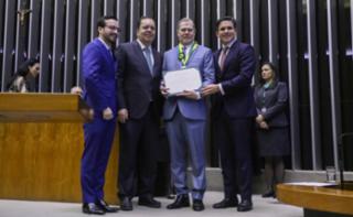 Entrega do Prêmio Mérito Legislativo. Dep. Lula da Fonte (PP - PE). Dep. Elmar Nascimento (UNIÃO - BA). Ministro do Supremo Tribunal Federal, José Antonio Dias Toffoli. Presidente da Câmara dos Deputados, Hugo Motta (REPUBLICANOS - PB).