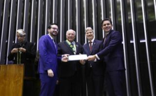 Entrega do Prêmio Mérito Legislativo. Dep. Lula da Fonte (PP - PE). Representante do Instituto Liberal, Jorge Guerdal. Dep. Marcel van Hattem (NOVO - RS). Presidente da Câmara dos Deputados, Hugo Motta (REPUBLICANOS - PB).