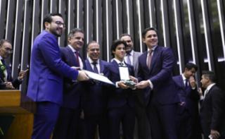 Entrega do Prêmio Mérito Legislativo. Dep. Lula da Fonte (PP - PE). Dep. Aécio Neves (PSDB - MG). Representando Ibrahim Abi-Ackel, Dep. Paulo Abi-Ackel (PSDB - MG) e seu filho. Dep. Adolfo Viana (PSDB - BA). Presidente da Câmara dos Deputados, Hugo Motta (REPUBLICANOS - PB).