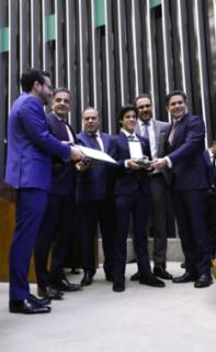 Entrega do Prêmio Mérito Legislativo. Dep. Lula da Fonte (PP - PE). Dep. Aécio Neves (PSDB - MG). Representando Ibrahim Abi-Ackel, Dep. Paulo Abi-Ackel (PSDB - MG) e seu filho. Dep. Adolfo Viana (PSDB - BA). Presidente da Câmara dos Deputados, Hugo Motta (REPUBLICANOS - PB).