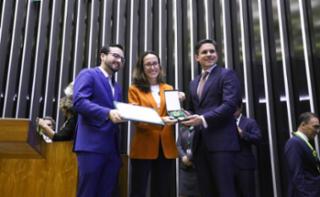 Entrega do Prêmio Mérito Legislativo. Dep. Lula da Fonte (PP - PE). Representando o Sr. Sebastião Augusto de Souza Nery (im memoriam), Ana Rita Nery. Presidente da Câmara dos Deputados, Hugo Motta (REPUBLICANOS - PB).