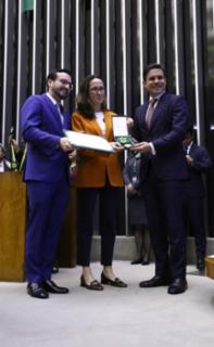 Entrega do Prêmio Mérito Legislativo. Dep. Lula da Fonte (PP - PE). Representando o Sr. Sebastião Augusto de Souza Nery (im memoriam), Ana Rita Nery. Presidente da Câmara dos Deputados, Hugo Motta (REPUBLICANOS - PB).