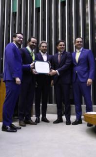 Entrega do Prêmio Mérito Legislativo. Dep. Lula da Fonte (PP - PE). Advogado Criminalista, Sergio Rodrigues Leonardo. Dep. Fred Costa (PRD - MG). Presidente da Câmara dos Deputados, Hugo Motta (REPUBLICANOS - PB).  Dep. Sergio Santos Rodrigues (PODE - MG).