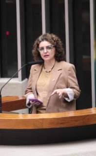 Homenagem aos 45 anos do curso de graduação em Odontologia da UnB. Reitora da Universidade de Brasília – UnB, Rozana Reigota Naves.
