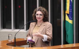 Homenagem aos 45 anos do curso de graduação em Odontologia da UnB. Reitora da Universidade de Brasília – UnB, Rozana Reigota Naves.