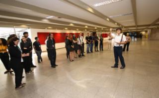 Visita ao Congresso Nacional com apresentação da edição especial do “Visite Encena”.  Representando Athos Bulcão, Antônio Paulo.