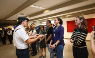 Visita ao Congresso Nacional com apresentação da edição especial do “Visite Encena”.  Representando Athos Bulcão, Antônio Paulo.