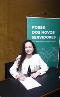 Foto oficial para os empossados. Servidora, Elizabete Maria Barros Thomas.