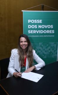 Foto oficial para os empossados. Servidora, Fernanda Antunes Tofani Lopes.