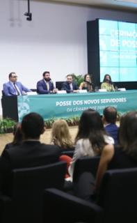 Foto oficial para os empossados. Diretor Administrativo, Mauro Barreto. Secretário-Geral da Mesa, Lucas Ribeiro Almeida Júnior. Diretor-Geral da Câmara dos Deputados, Guilherme Barbosa Brandão. Diretora-Geral Adjunta, Amanda Maria Ramalho de Carvalho. Diretora do DEPES, Cristina Sabino.