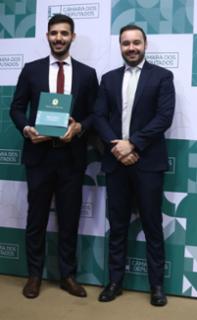Foto oficial para os empossados. Servidor, Gustavo Barreto Antunes Elias. Diretor-geral da Câmara dos Deputados, Guilherme Barbosa Brandão.