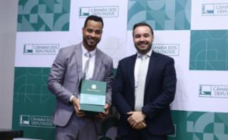Foto oficial para os empossados. Servidor, João Bosco Ferreira da Conceição Maniero. Diretor-geral da Câmara dos Deputados, Hugo Motta (REPUBLICANOS - PB)