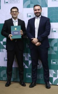 Foto oficial para os empossados. Servidor, Luis Felipe Rocha Ramos Kitamura. Diretor-geral da Câmara dos Deputados, Guilherme Barbosa Brandão.