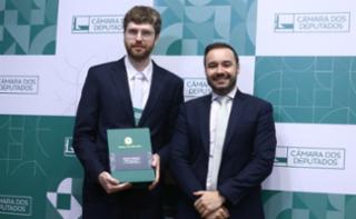 Foto oficial para os empossados. Servidor, Rafael Cataneo Becker.  Diretor-Geral da Câmara dos Deputados, Guilherme Barbosa Brandão. Diretor-Geral da Câmara dos Deputados, Guilherme Barbosa Brandão.