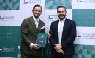 Foto oficial para os empossados. Servidor, Rafael Vargas Marques. Diretor-Geral da Câmara dos Deputados, Guilherme Barbosa Brandão.