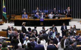 Discussão e votação de propostas legislativas.