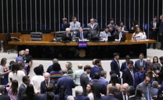 Discussão e votação de propostas legislativas.