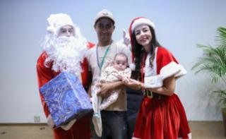Sexta Cultural: Especial de Natal. Papai Noel, Edilson Holanda. Servidor, Julio César e filha, Letícia.  Mamãe Noel, Rosana Lopes.