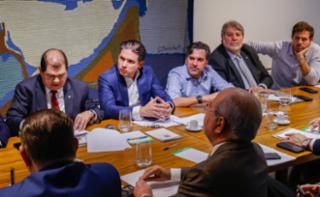 Reunião de Líderes. Dep. Mauro Benevides Filho (PDT-CE). Presidente da Câmara dos Deputados, Hugo Motta (REPUBLICANOS - PB). Dep. Isnaldo Bulhões Jr. (MDB - AL). Dep. Renildo Calheiros (PCdoB - PE). Dep. Pedro Campos (PSB-PE)