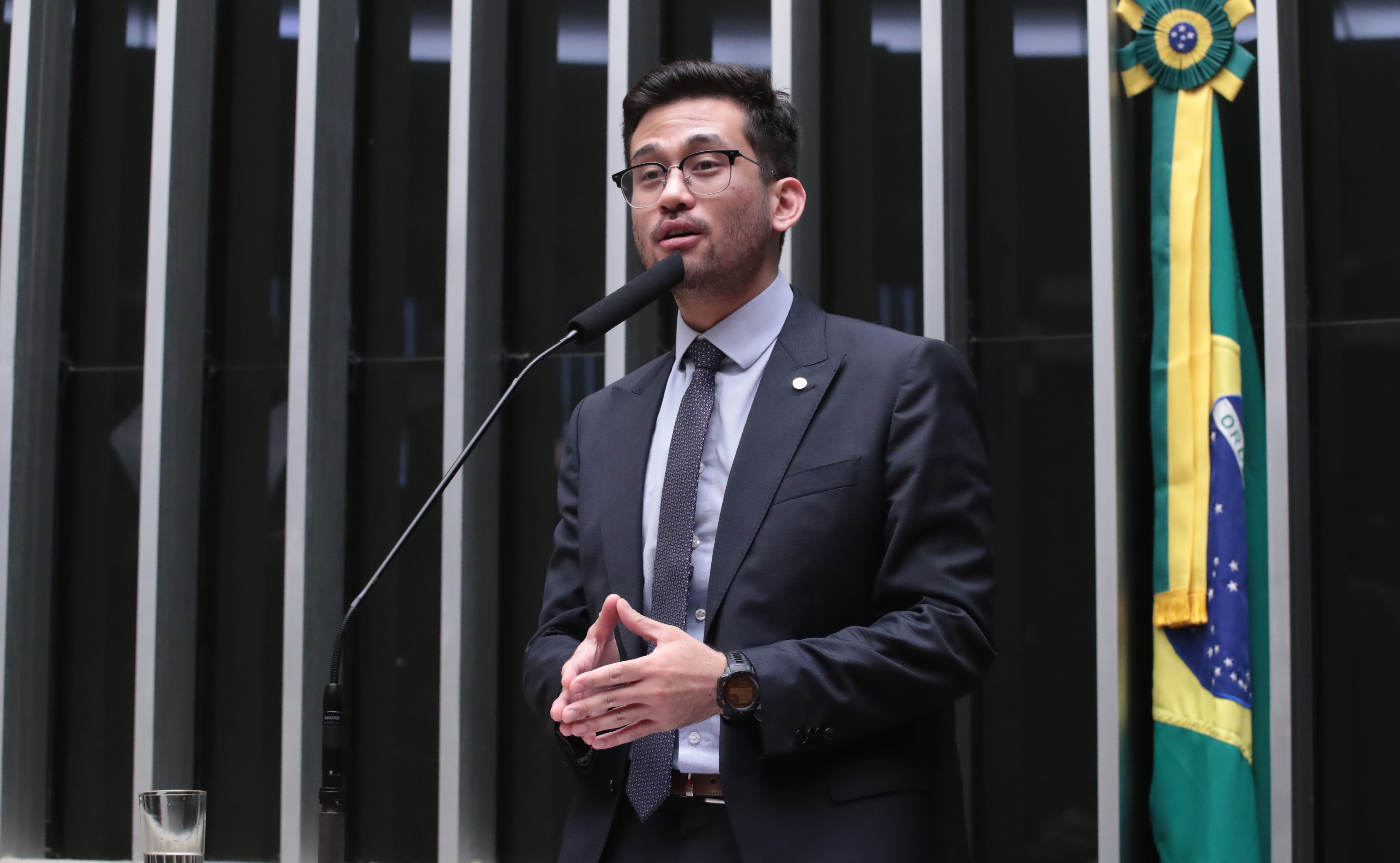 Discussão e votação de propostas legislativas. Dep. Kim Kataguiri (UNIÃO - SP) Deputado Kim Kataguiri fala ao microfone