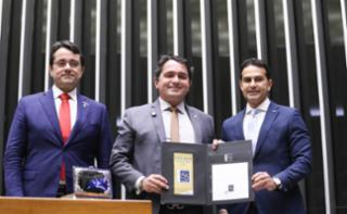 Homenagem à Associação Nacional dos Membros do Ministério Público. Presidente da Associação Nacional dos Membros do Ministério Público – Conamp, Tarcísio Bonfim. Dep. Junior Lourenço (PL-MA).  Diretor de Administração, José Rorício Aguiar de Vasconcelos Júnior.