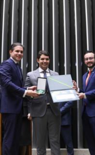 Outorga da Medalha Prefeitos pela Alfabetização das Crianças. Presidente da Câmara dos Deputados, Hugo Motta (REPUBLICANOS - PB), Prefeito de Jequia da Praia - AL, Carlos Felipe Castro Jatobá Lins e Dep. Lula da Fonte (PP - PE)