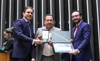 Outorga da Medalha Prefeitos pela Alfabetização das Crianças. Presidente da Câmara dos Deputados, Hugo Motta (REPUBLICANOS - PB), Prefeito de Atalaia do Norte - AM, Denis Linder Rojas de Paiva e Dep. Lula da Fonte (PP - PE)