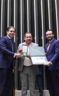 Outorga da Medalha Prefeitos pela Alfabetização das Crianças. Presidente da Câmara dos Deputados, Hugo Motta (REPUBLICANOS - PB), Prefeito de Atalaia do Norte - AM, Denis Linder Rojas de Paiva e Dep. Lula da Fonte (PP - PE)