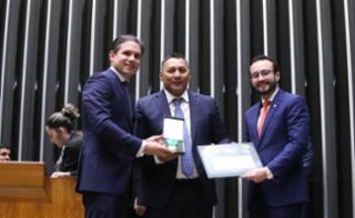 Outorga da Medalha Prefeitos pela Alfabetização das Crianças. Presidente da Câmara dos Deputados, Hugo Motta (REPUBLICANOS - PB), Prefeito de Japurá - AM, Professor Vanilso e Dep. Lula da Fonte (PP - PE)