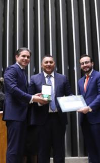 Outorga da Medalha Prefeitos pela Alfabetização das Crianças. Presidente da Câmara dos Deputados, Hugo Motta (REPUBLICANOS - PB), Prefeito de Japurá - AM, Professor Vanilso e Dep. Lula da Fonte (PP - PE)