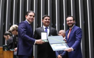Outorga da Medalha Prefeitos pela Alfabetização das Crianças. Presidente da Câmara dos Deputados, Hugo Motta (REPUBLICANOS - PB), Prefeito de Malhada de Pedras - BA, Carlos Roberto Santos da Silva e Dep. Lula da Fonte (PP - PE)
