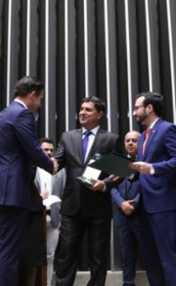 Outorga da Medalha Prefeitos pela Alfabetização das Crianças. Presidente da Câmara dos Deputados, Hugo Motta (REPUBLICANOS - PB), Prefeito de Malhada de Pedras - BA, Carlos Roberto Santos da Silva e Dep. Lula da Fonte (PP - PE)