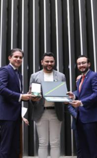 Outorga da Medalha Prefeitos pela Alfabetização das Crianças. Presidente da Câmara dos Deputados, Hugo Motta (REPUBLICANOS - ES). Representando o Município de Ecoporanga - ES, Edion dos Santos Almeida e Dep. Lula da Fonte (PP - PE)