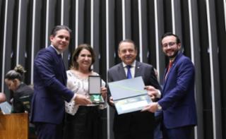Outorga da Medalha Prefeitos pela Alfabetização das Crianças. Presidente da Câmara dos Deputados, Hugo Motta (REPUBLICANOS - ES). Prefeita de Môssamedes - GO, Marta Caetano. Dep. Adriano do Baldy (PP - GO) e Dep. Lula da Fonte (PP - PE)