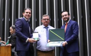 Outorga da Medalha Prefeitos pela Alfabetização das Crianças. Presidente da Câmara dos Deputados, Hugo Motta (REPUBLICANOS - ES). Representando o Município de Araguinha - MT, Valter Rubens e Dep. Lula da Fonte (PP - PE)