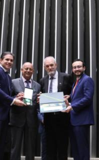 Outorga da Medalha Prefeitos pela Alfabetização das Crianças. Presidente da Câmara dos Deputados, Hugo Motta (REPUBLICANOS - ES). Prefeito de Taquarussu - MS, Clóvis José do Nascimento. Dep. Geraldo Resende (PSDB - MS) e Dep. Lula da Fonte (PP - PE)