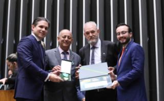 Outorga da Medalha Prefeitos pela Alfabetização das Crianças. Presidente da Câmara dos Deputados, Hugo Motta (REPUBLICANOS - ES). Prefeito de Taquarussu - MS, Clóvis José do Nascimento. Dep. Geraldo Resende (PSDB - MS) e Dep. Lula da Fonte (PP - PE)