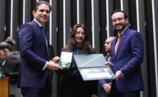 Outorga da Medalha Prefeitos pela Alfabetização das Crianças. Presidente da Câmara dos Deputados, Hugo Motta (REPUBLICANOS - PB). Representando o Município de Porto de Moz - PA, Ana Cristina Lins Gomes e Dep. Lula da Fonte (PP - PE)