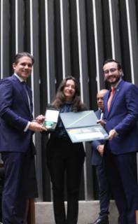 Outorga da Medalha Prefeitos pela Alfabetização das Crianças. Presidente da Câmara dos Deputados, Hugo Motta (REPUBLICANOS - PB). Representando o Município de Porto de Moz - PA, Ana Cristina Lins Gomes e Dep. Lula da Fonte (PP - PE)