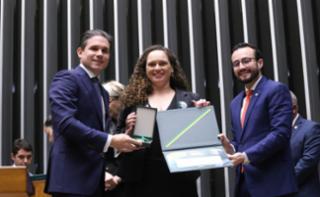 Outorga da Medalha Prefeitos pela Alfabetização das Crianças. Presidente da Câmara dos Deputados, Hugo Motta (REPUBLICANOS - PB). Representando o Município de Acrelândia - AC, Silvia Melo de Sampaio e Dep. Lula da Fonte (PP - PE)